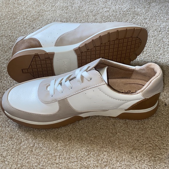 women’s everyday shoes - Picture 3 of 4